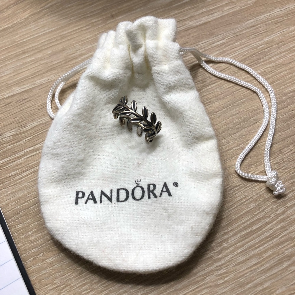 Pandora jewelry wreath ring size 5-6